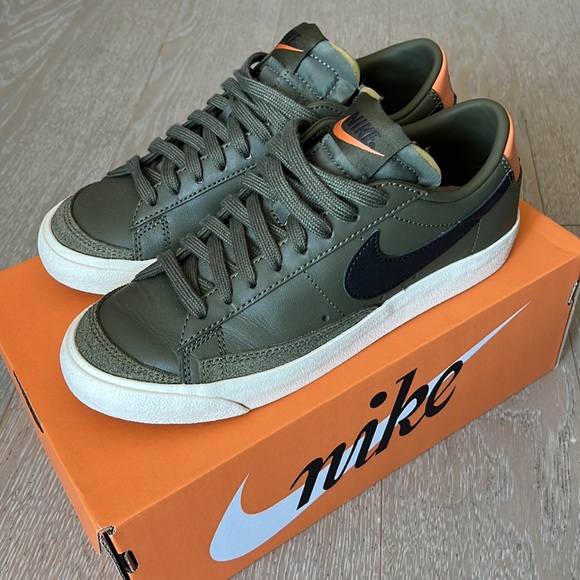 NIKE Green Blazer '77 Low Sneakers - Picture 6 of 9